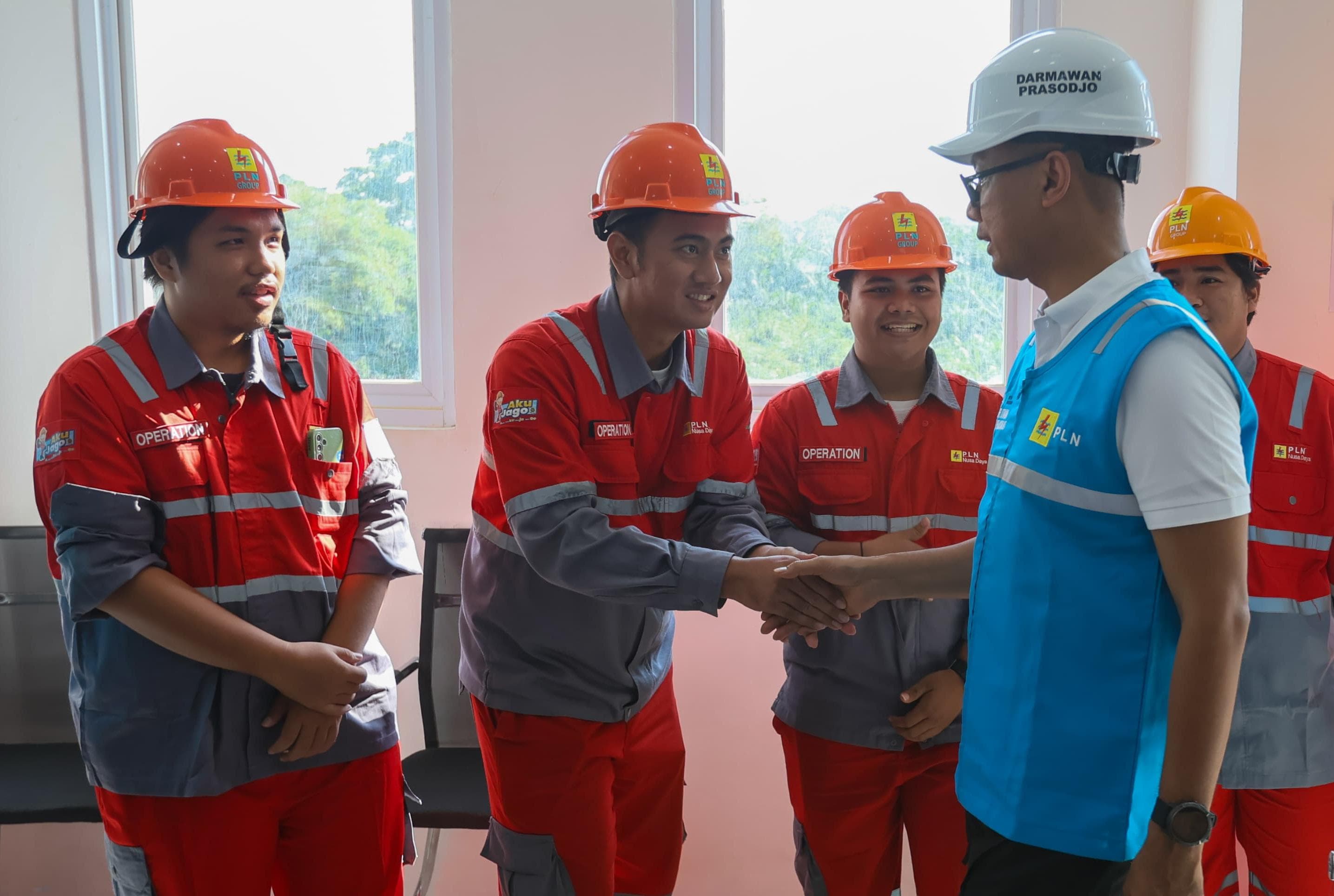 Direktur Utama PT PLN (Persero), Darmawan Prasodjo (kedua dari kanan), ketika menyapa dan memberi semangat para personel PLN yang tengah bersiaga di Gas Insulated Switchgear (GIS) 4 IKN demi menjaga keandalan listrik HUT ke-79 RI. FOTO; ISTIMEWA. 