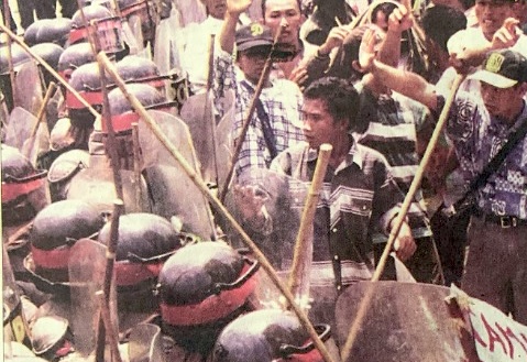 Pasukan anti huru-hara memblokir mahasiswa yang akan turun ke jalan pada 16 April 1998 (FOTO: MANUNTUNG, 17 APRIL 1998/EKO)