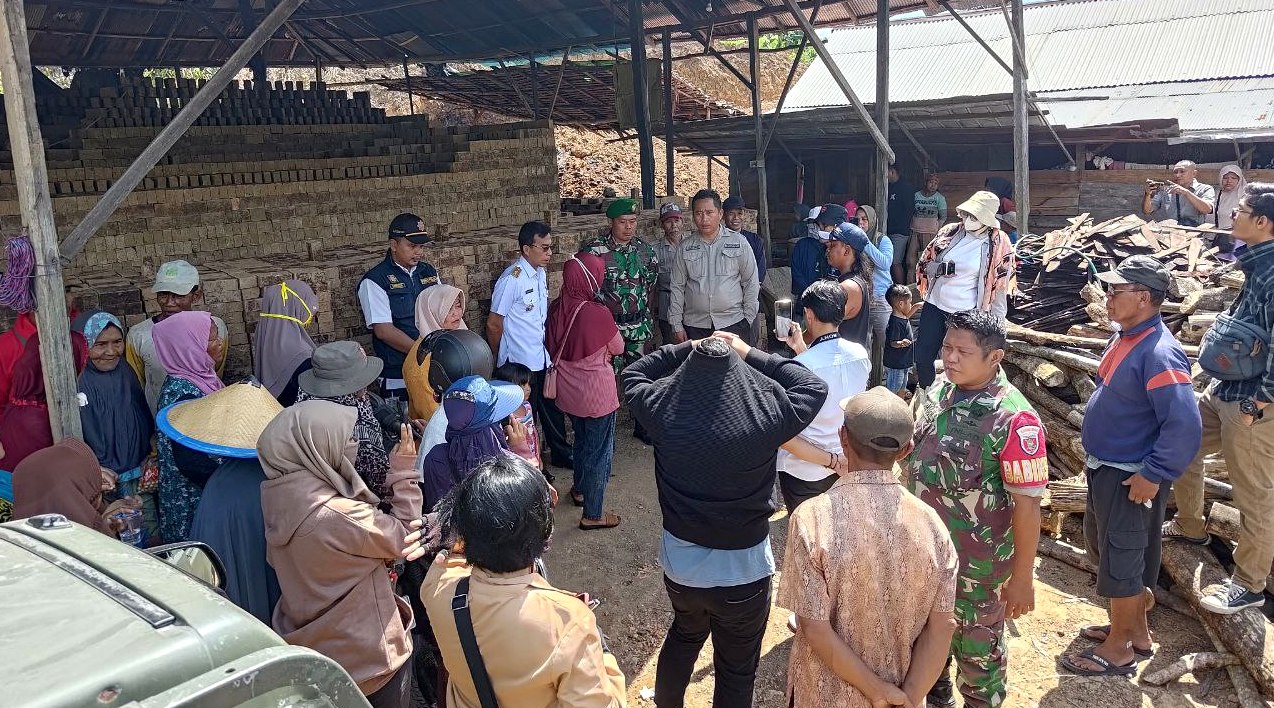 Warga Dusun Sukodadi, Kelurahan Mangkurawang, saat aksi menghentikan pertambangan ilegal di wilayah mereka. FOTO: ALDI BUDIARIS-KALTIMKECE.ID 