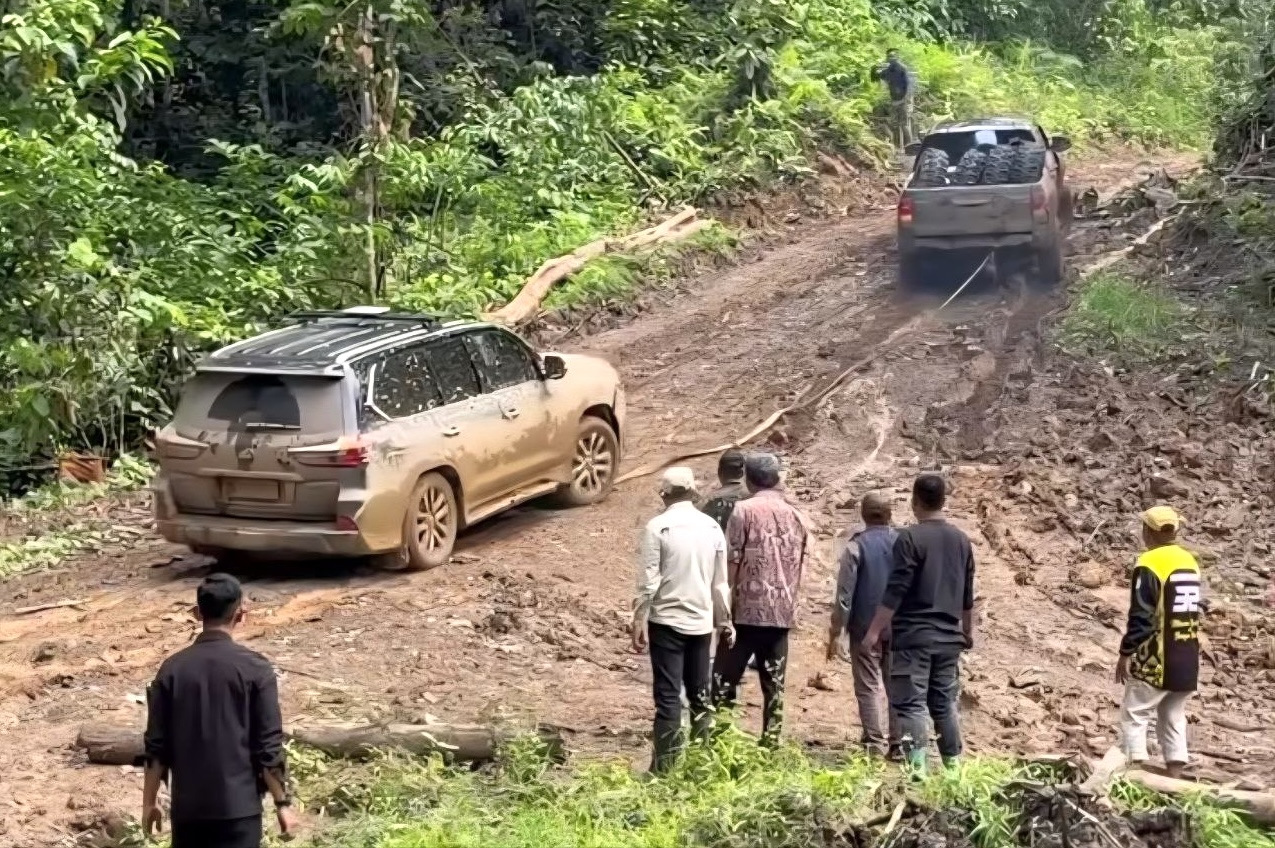 Rombongan Pemprov Kaltim ke ruas jalan Kutai Barat-Mahulu. FOTO: INSTAGRAM PEMPROV KALTIM