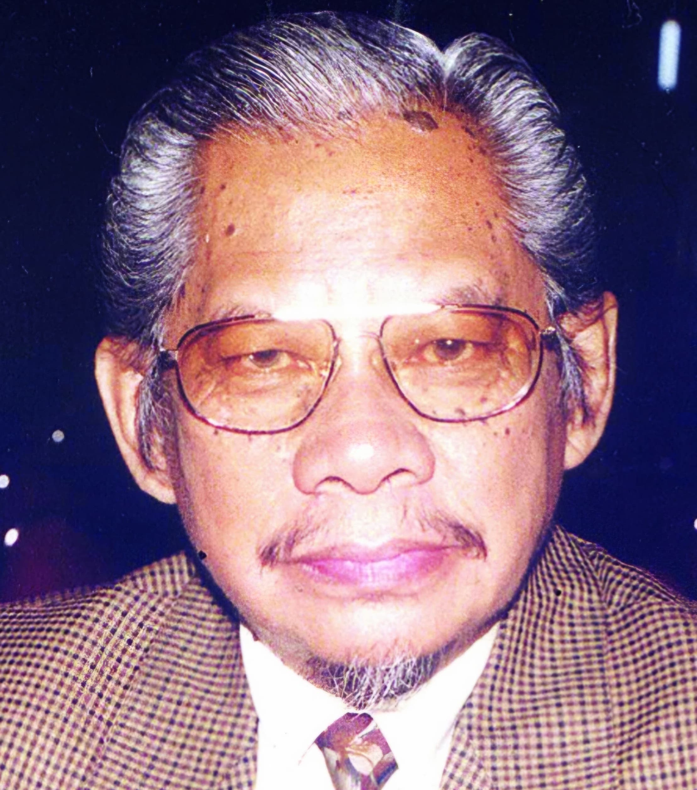 Awang Faisjal Ishak, kakak Awang Faroek Ishak, yang pernah menjabat sebagai bupati Daerah Tingkat II Kutai. FOTO: AWANG FAROEK ISHAK DI MATA PARA SAHABAT EDISI 2, 2008