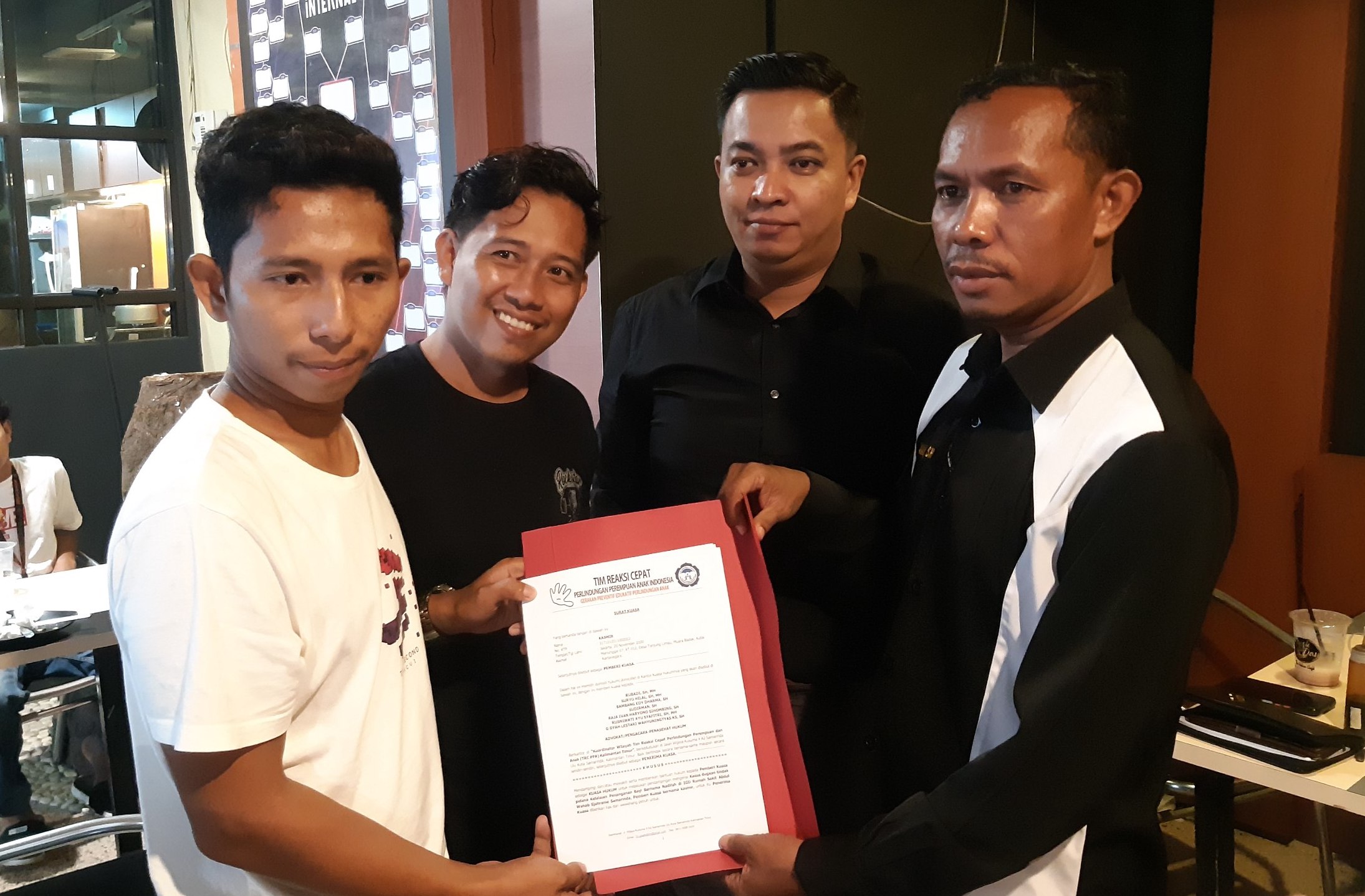 Ayah Nadhifa, Kasmir (kiri), bersama paman Nadhifa, Muh Yamin (kedua kiri), menyerahkan kuasa hukum kepada Biro Hukum TRC PPA Kaltim, Sudirman (kanan). FOTO: ISTIMEWA