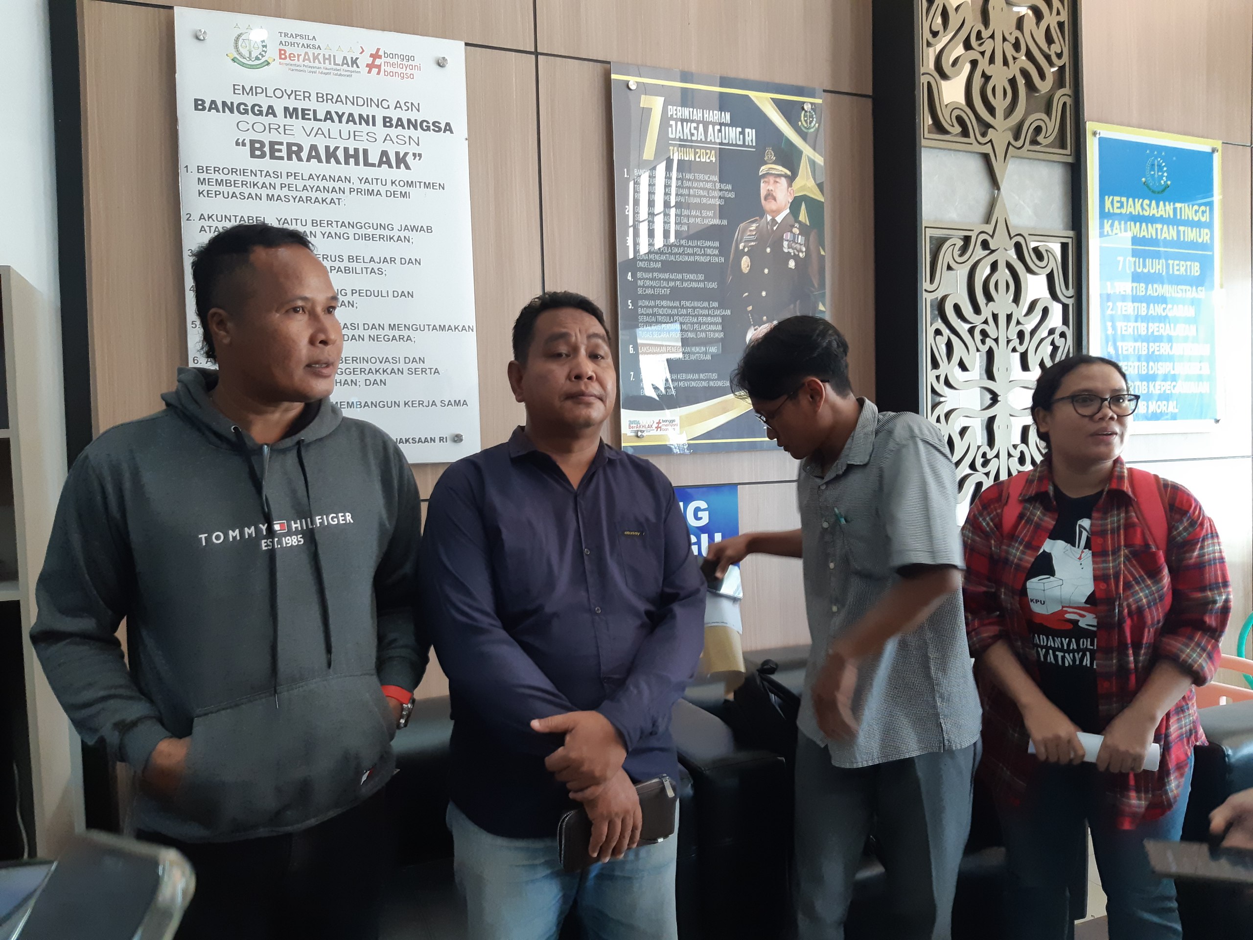 Laporan warga Geleo Asa bersama Jatam Kaltim ke Kejati Kaltim, Samarinda, pada Kamis, 19 Juni 2025. FOTO: M AL FATIH-KALTIMKECE.ID
