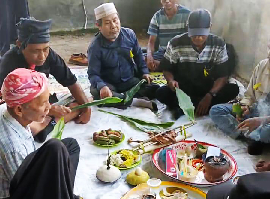 Ritual adat bernama Soyong Simong. Rdigelar sebagai simbol perlawanan dari warga untuk mempertahankan lahan seluas 2.076 hektare di empat desa di Long Ikis, Kabupaten Paser, pada akhir April 2025. FOTO: ISTIMEWA Ritual adat bernama Soyong Simong. Rdigelar sebagai simbol perlawanan dari warga untuk mempertahankan lahan seluas 2.076 hektare di empat desa di Long Ikis, Kabupaten Paser, pada akhir April 2025. FOTO: ISTIMEWA