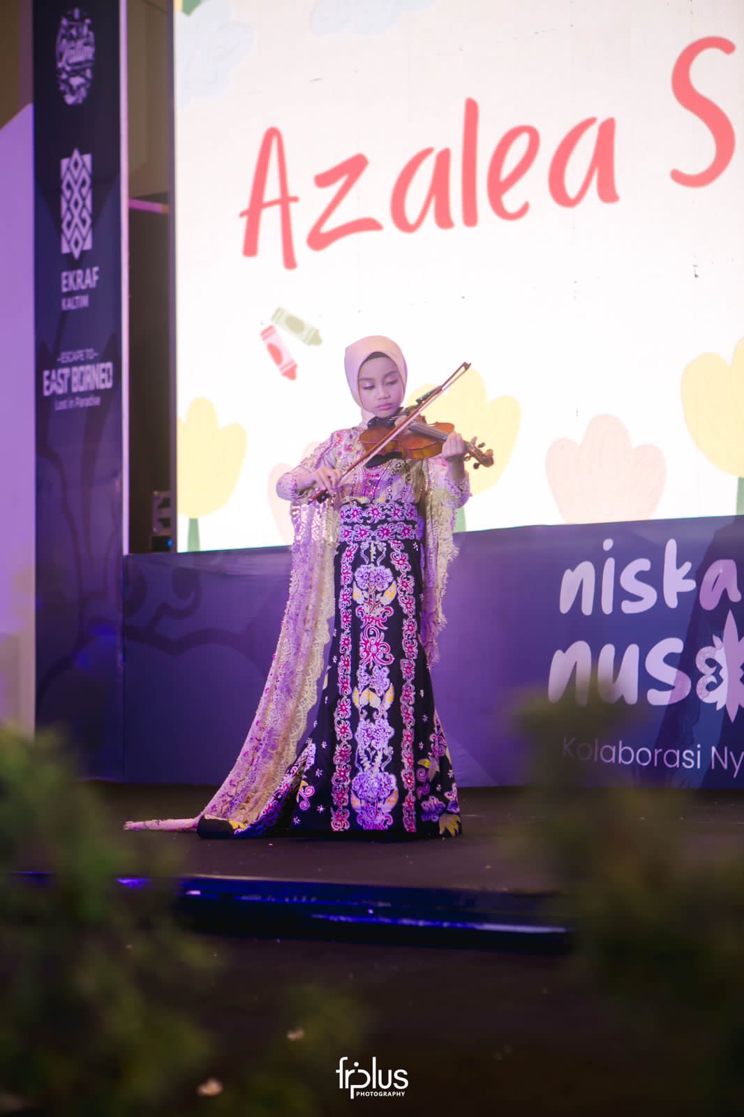 Sentuhan biola Azalea mencuri perhatian khalayak. FOTO: ISTIMEWA. 