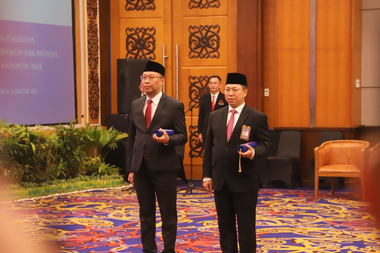 Prosesi pengukuhan Kepala KPw BI Kaltim Jajang Hermawan (kiri) di Aula Maratua, Kantor KPw BI Kaltim, Samarinda, pada Senin, 26 Januari 2026. FOTO: ISTIMEWA