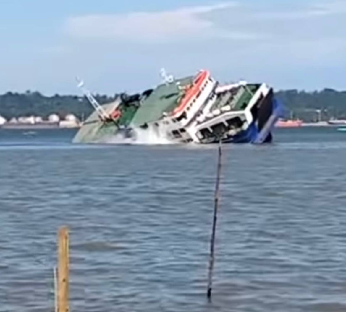 Detik-detik tenggelamnya KMP Muchlisa. KSOP Kelas I Balikpapan menyebut as propeler yang patah penyebab air masuk yang menenggelamkan kapal. FOTO: ISTIMEWA