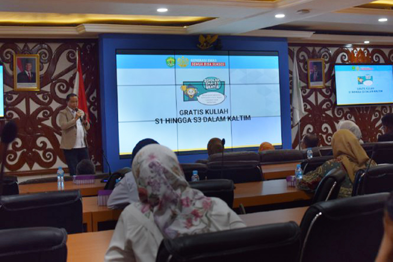  Prof Bohari Yusuf memimpin rapat diskusi dan pendataan pendidikan gratis, Senin 24 Februari 2025. FOTO: M AL FATIH-KALTIMKECE.ID