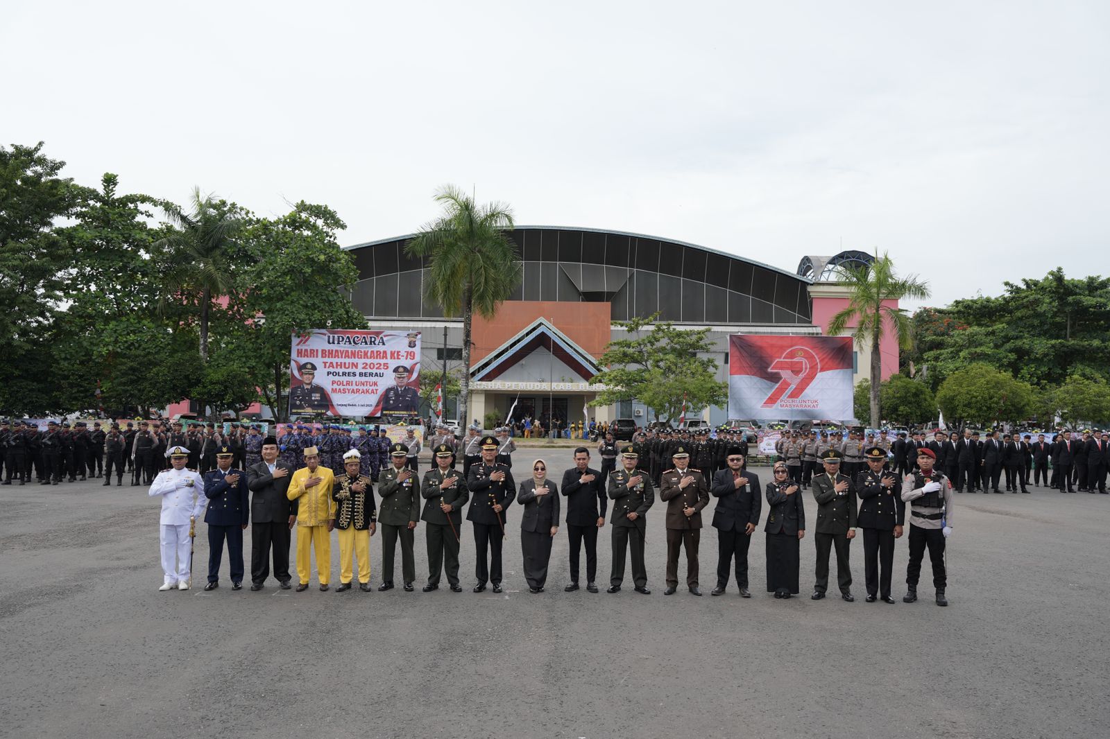 Bupati Berau Sri Juniarsih bersama jajarannya, menghadiri perayaan Hari Bhayangkara di Lapangan GOR Pemuda, Tanjung Redeb, pada Senin, 1 Juli 2025. FOTO; ISTIMEWA. 
