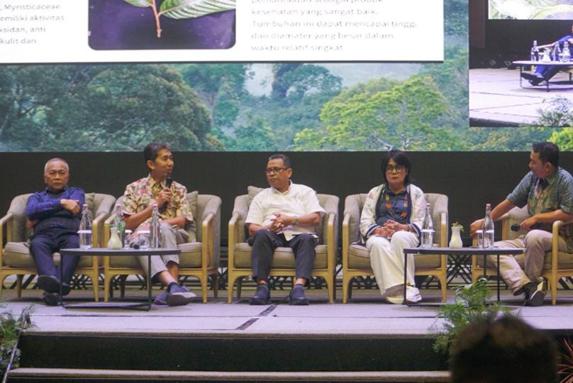 Pembicara dari kiri ke kanan, Anggota Dewan Pengawas YKAN, Wiratno; Dekan Fahutan Unmul, Irawan Wijaya Kusuma; Direktur PT Gunung Gajah, Abadi Totok Suripto; Perempuan penggerak Lembaga Adat Dayak Wehea, Yuliana Wetuq. FOTO: ISTIMEWA