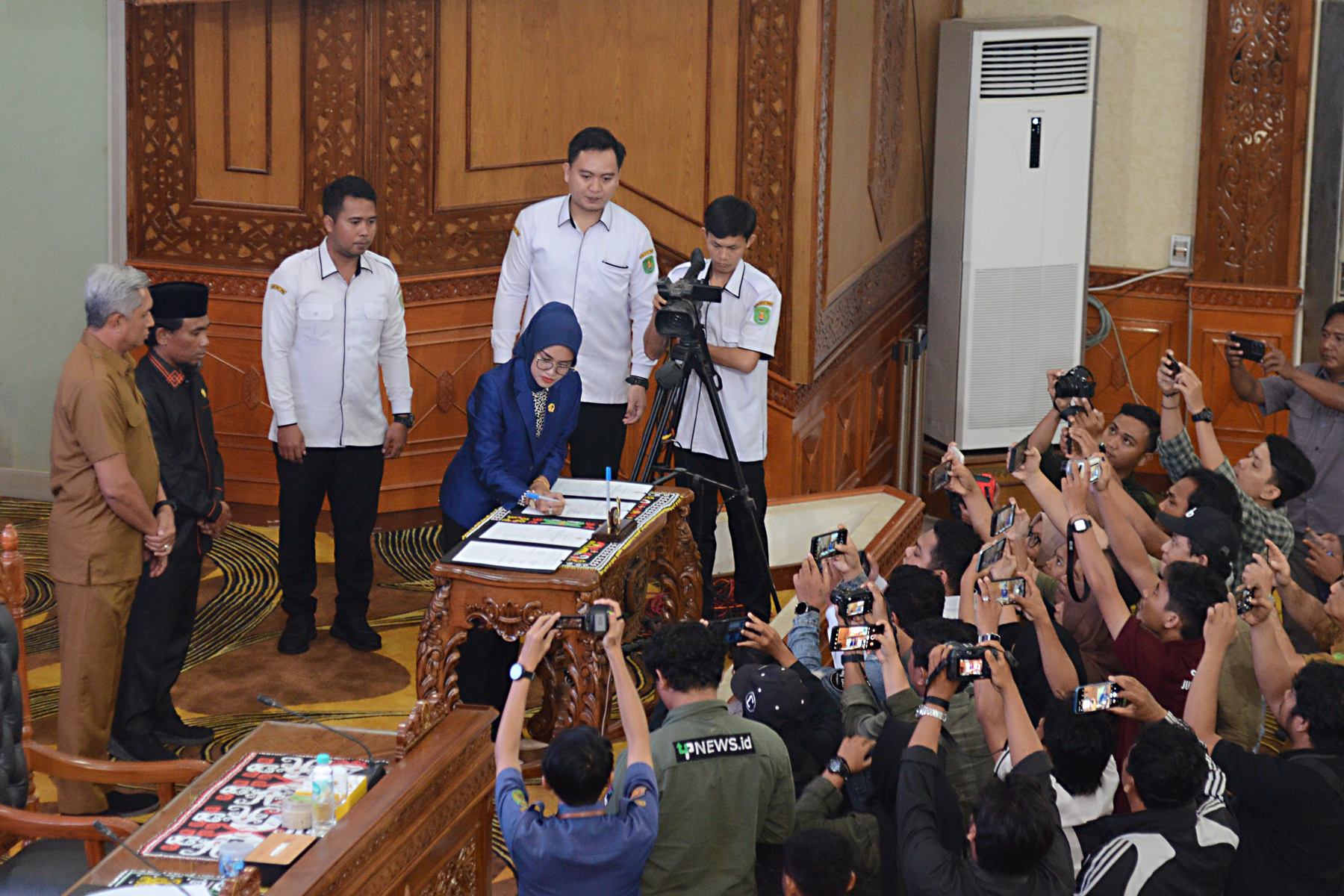 Prayunita Utami saat menandatangani Raperda Pencegahan dan Penanggulangan Bahaya Kebakaran dan Penyelamatan, di DPRD Kutim, Bukit Pelangi, Sangatta Utara, Senin 11 November 2024. FOTO: CHE HARSENO-KALTIMKECE.ID