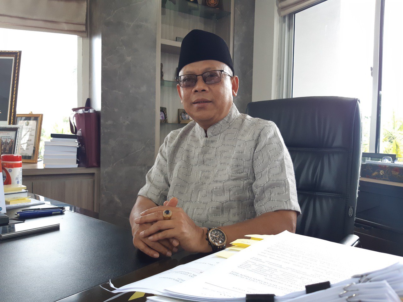 Rektor Unmul Prof Abdunnur ditemui di ruang kerjanya. FOTO: M AL FATIH-KALTIMKECE.ID
