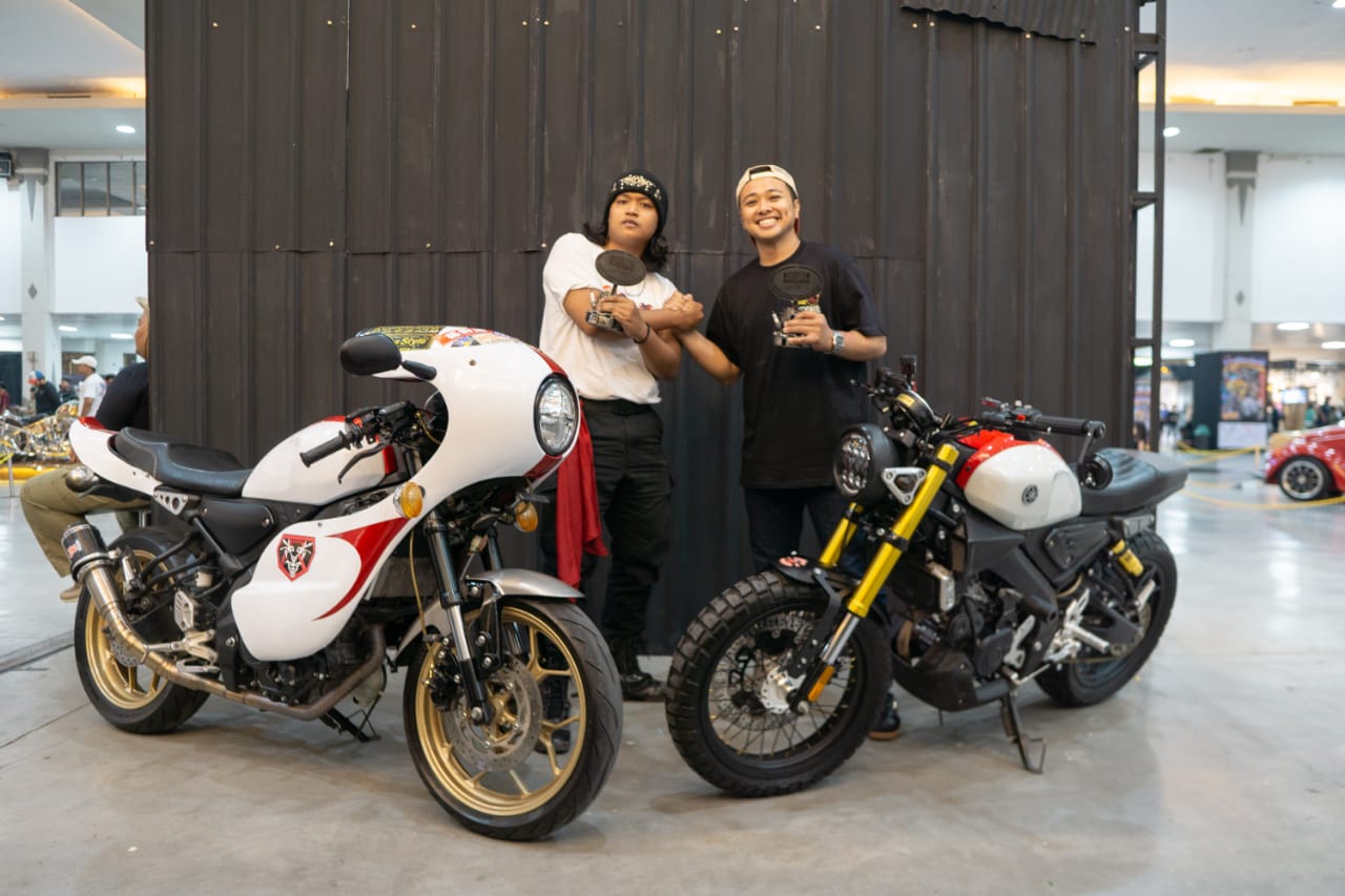 Dua unit XSR 155 custom hasil karya para konsumen yang terpilih sebagai pemenang dalam XSR 155 Custom Challenge di booth Yamaha., aitu XSR 155 "Sasmita" Neo Tracker karya Ryan Sasmita dari Pasuruan, Jawa Timur, dan XSR 155 "Dahlia: Cyclone" Japanese CafÃ© Racer karya Hakim Rafansyah. FOTO; ISTIMEWA. 