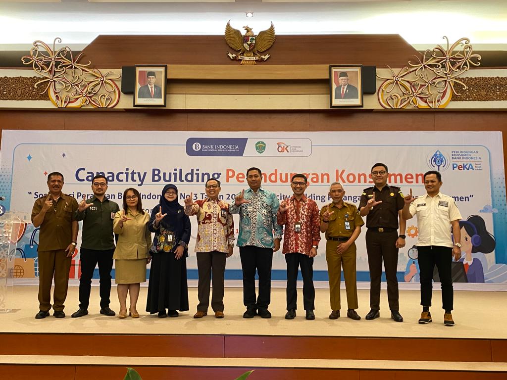 Kegiatan sosialisasi PBI Nomor 3/2023 disampaikan oleh Artarini Savitri (keempat dari kiri), Analis Eksekutif Departemen Pengembangan UMKM dan Perlindungan Konsumen Bank Indonesia. FOTO: GIARTI IBNU LESTARI-KALTIMKECE.ID. 