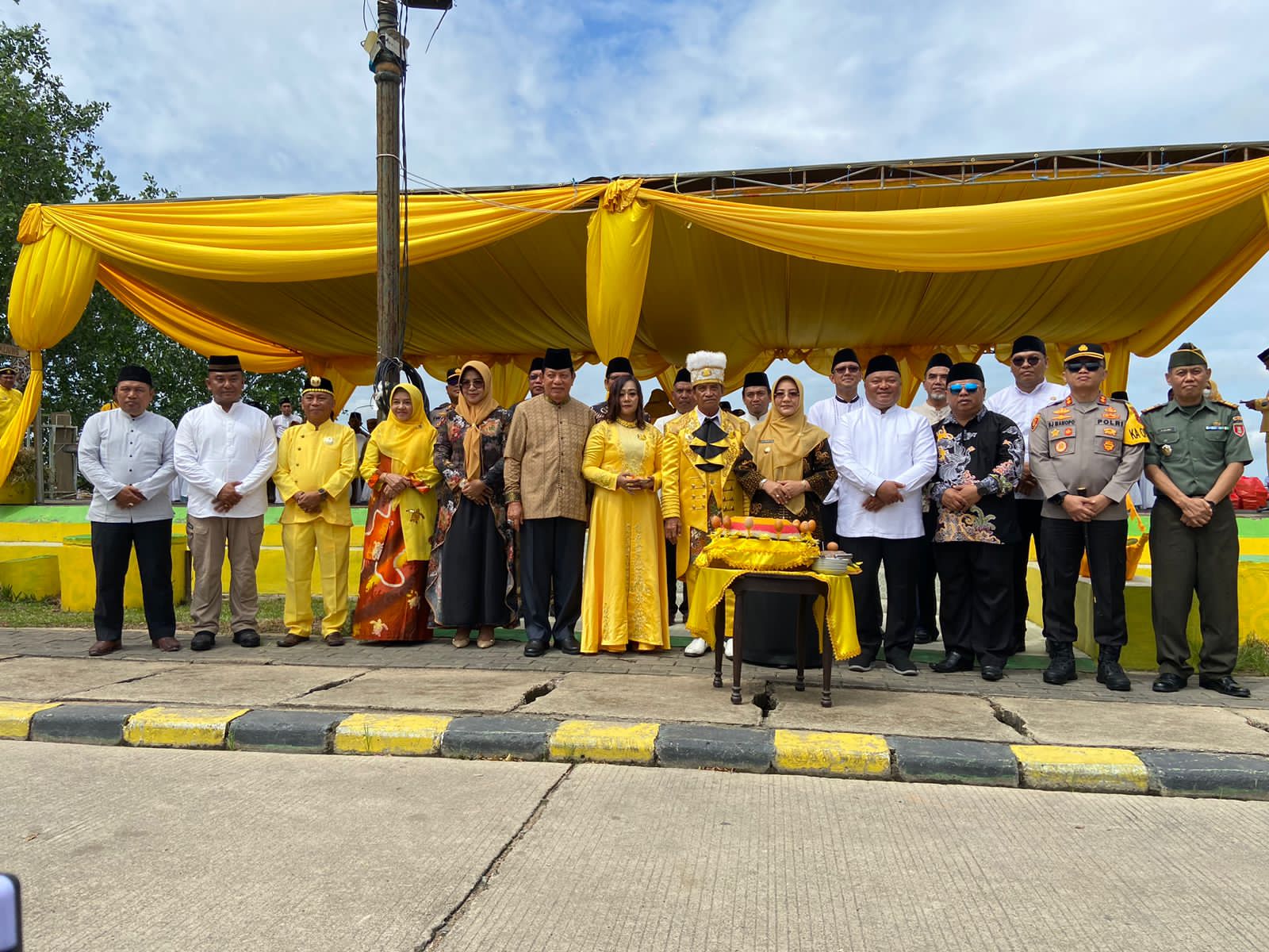 Acara adat Manguati Banua dilaksanakan di halaman Keraton Kesultanan Sambaliung. FOTO: ISTIMEWA. 