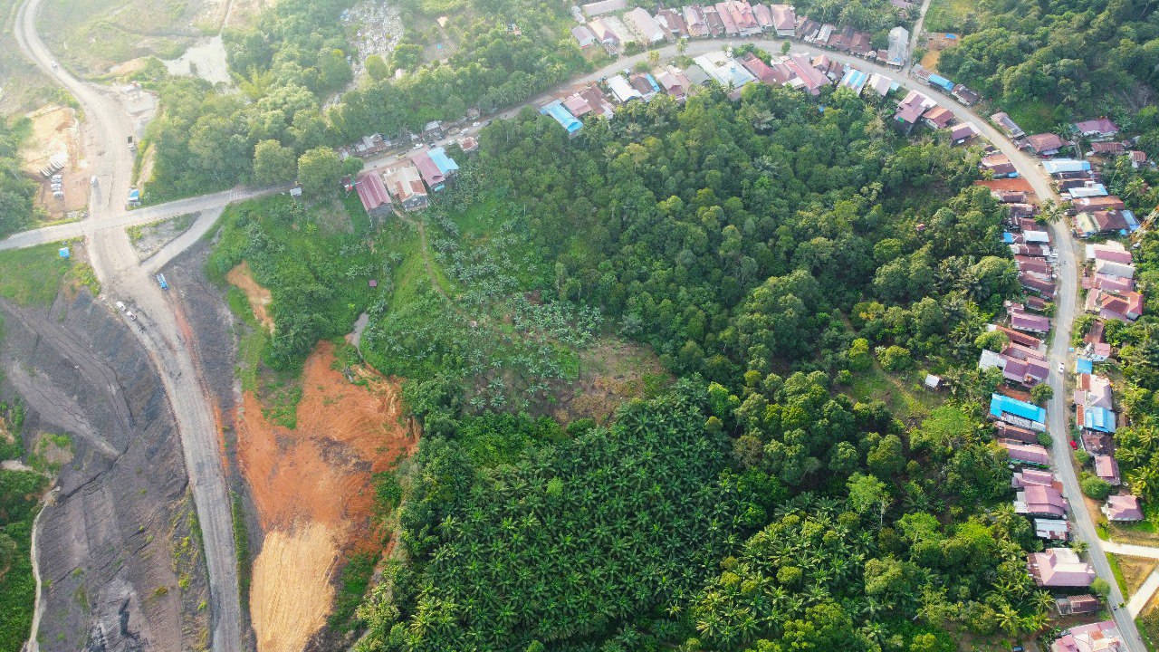 Permukiman di Kilometer 28, Desa Batuah, Loa Janan, Kukar, yang tanahnya bergeser sehingga menyebabkan belasan rumah ambles. FOTO: M AL FATIH-KALTIMKECE.ID
