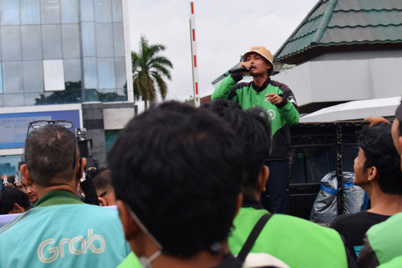 Puluhan pengemudi ojek daring menyuarakan keadilan tarif kepada aplikator dengan menggeruduk Kantor Gubernur menekan aplikator yang merugikan pada Selasa, 20 Mei 2025. Pengemudi mengajukan 90:10 bagi hasil aplikator. FOTO: M AL FATIH-KALTIMKECE.ID