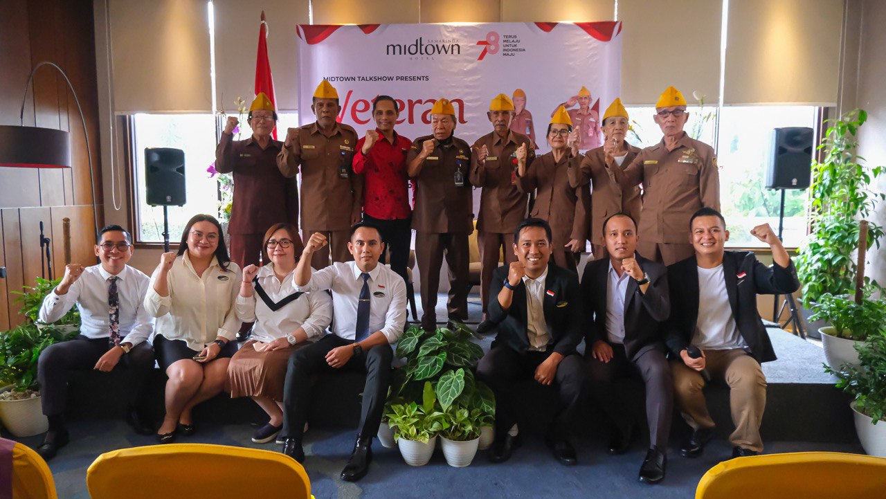 Manajemen Hotel Midtown Samarinda foto bersama dengan para veteran yang hadir. FOTO: ISTIMEWA.   