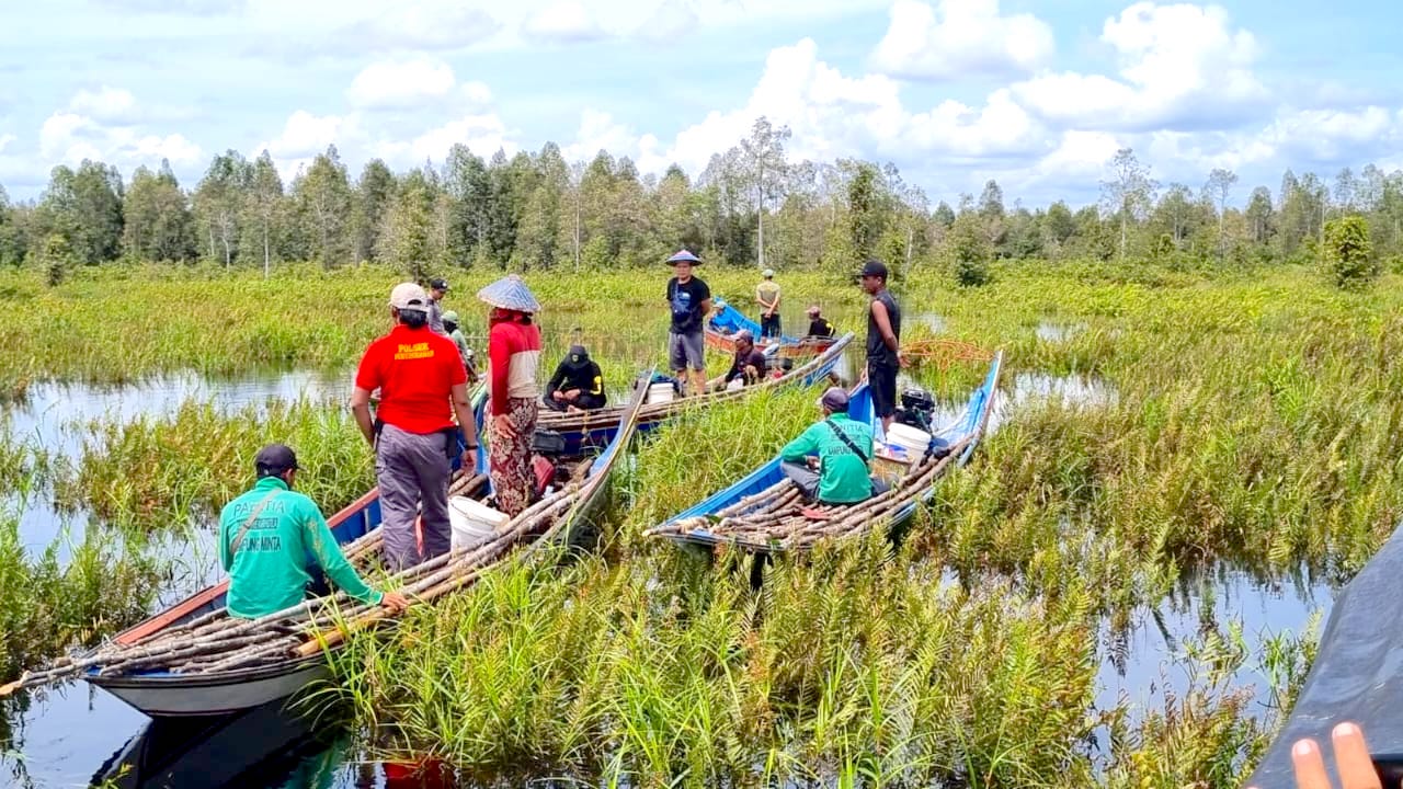 Pemerintah Kampung Minta ketika menangkap pelaku pencurian kayu di hutan kahoi. FOTO: GIZ PROPEAT