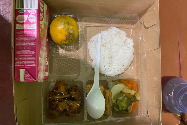 Rupa menu makan bergizi gratis di SD 004 Samarinda Ulu, Jalan Pangeran Suryanata. FOTO: LA HAMSAH-KALTIMKECE.ID