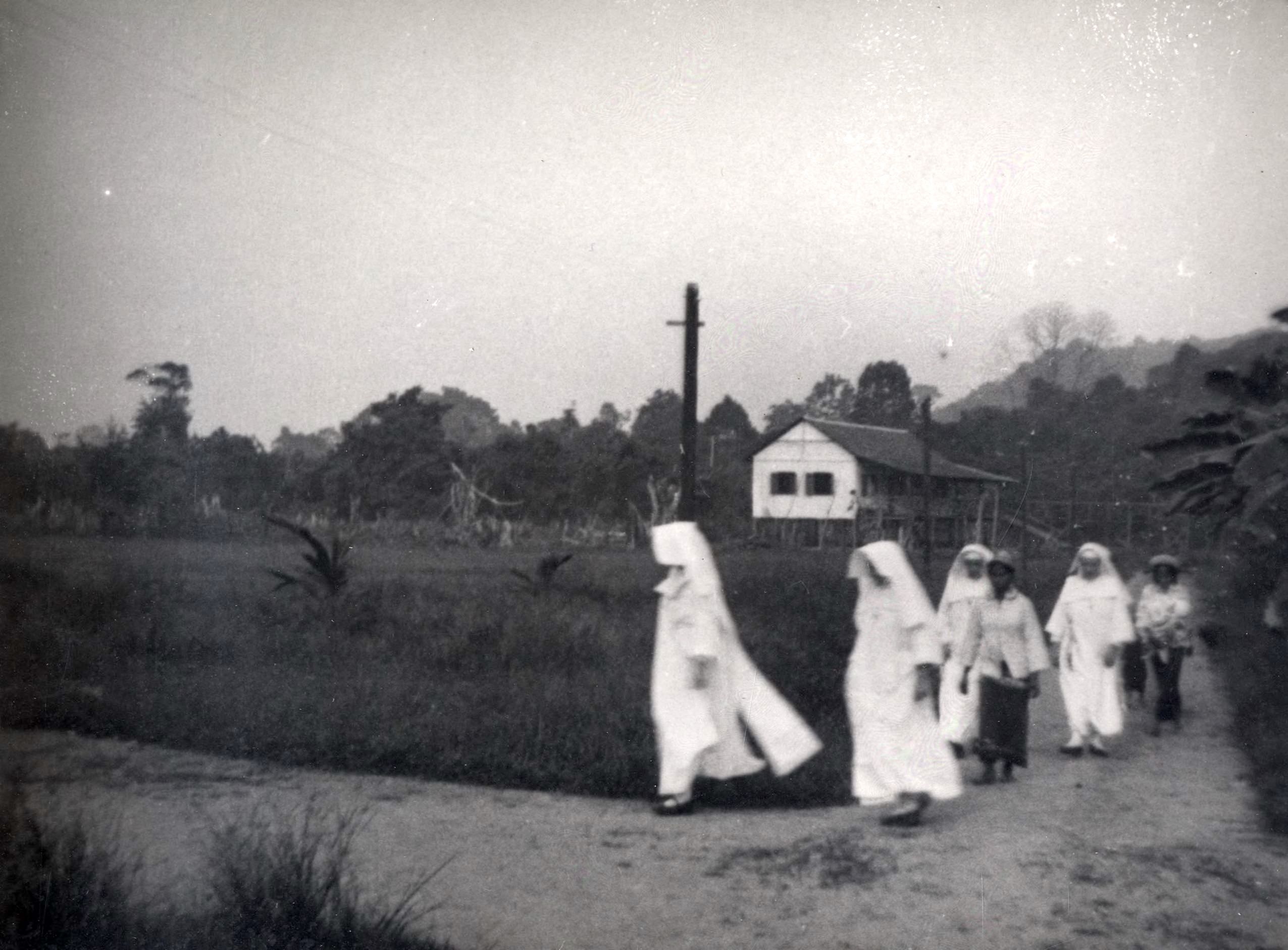 Para biarawati di Tering, pusat karya misi Katolik di Sungai Mahakam, pada 1931 atau 1932. FOTO: KOLEKSI DIGITAL UNIVERSITAS LEIDEN
