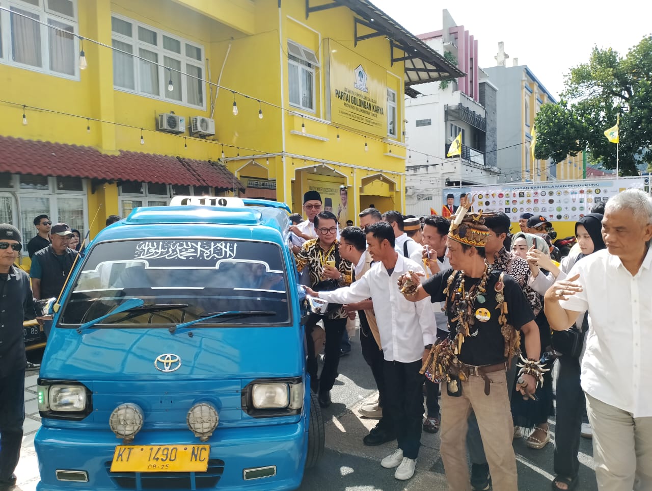 Rudy-Seno datang dengan angkutan kota biru bernomor polisi KT 1490 NC. FOTO; ISTIMEWA. 