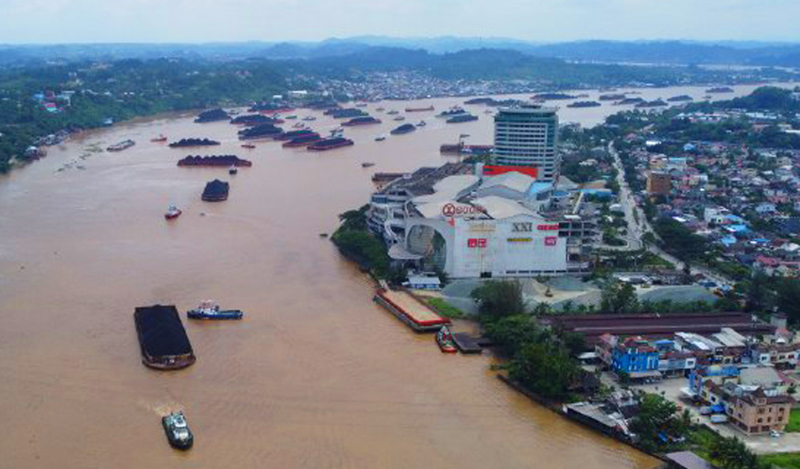 Kapal tongkang batu bara yang berlalu lalang di lalu lintas perairan Sungai Mahakam. FOTO: LA HAMSAH-KALTIMKECE.ID