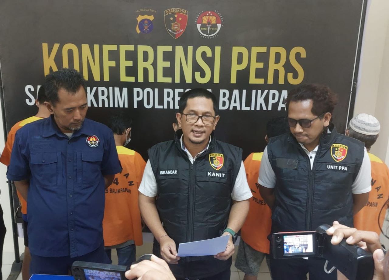 Kepala Unit Pelayanan Perempuan dan Anak (PPA) Satreskrim Polresta Balikpapan, Ipda Iskandar Ilham (tengah) saat menjelaskan duduk perkara kasus pencabulan kepada awak media. FOTO: SEPTIANUS HENDRA-KALTIMKECE.ID.