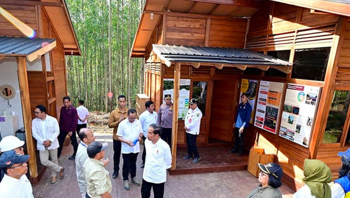 Presiden Joko Widodo meninjau Rumah Kayu Nusantara di kawasan inti IKN. FOTO: SEKRETARIAT PRESIDEN