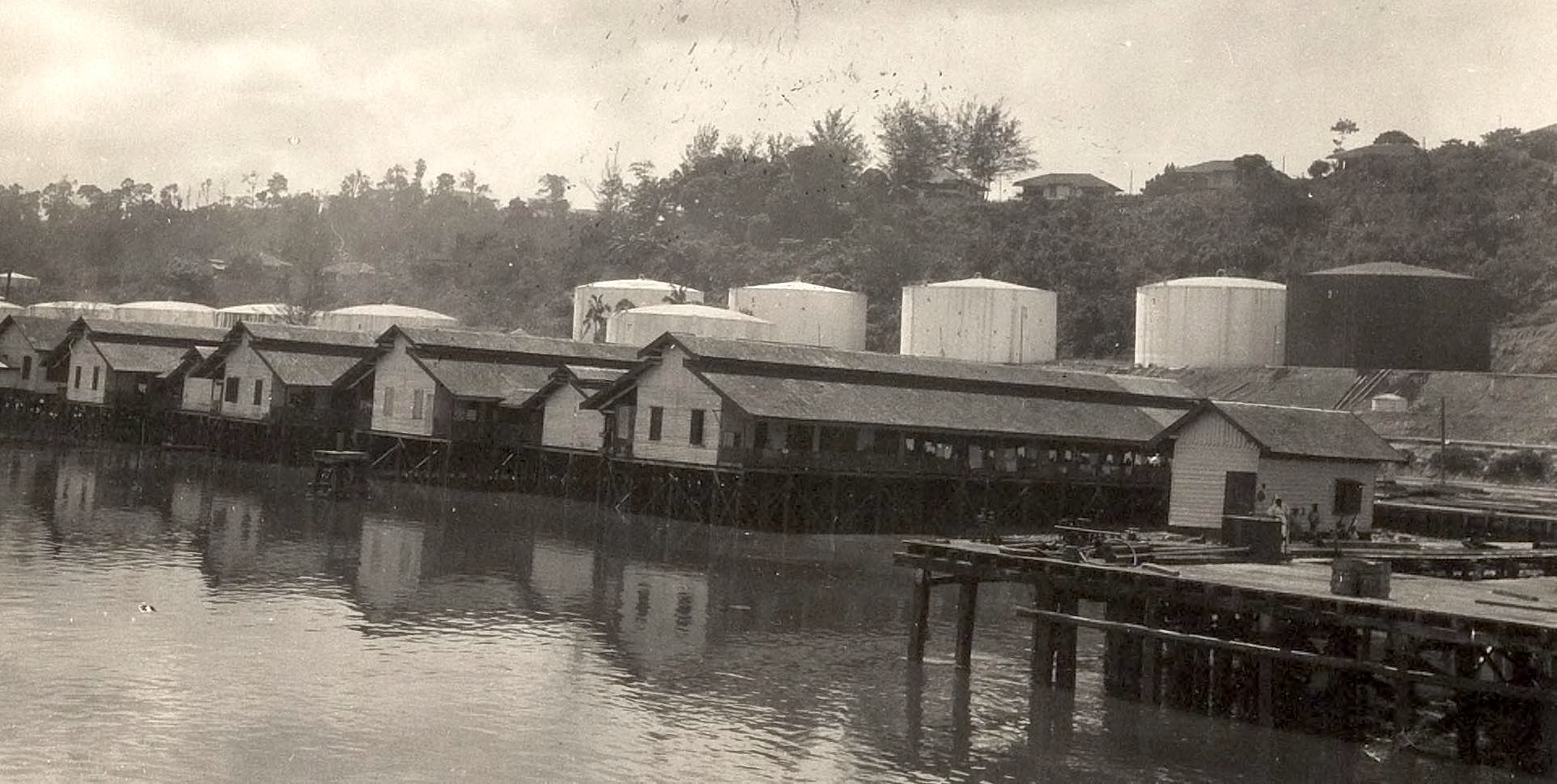 Kilang minyak BPM di Balikpapan pada 1930. Royalti dari industri minyak bumi disebut salah satu yang melatarbelakangi tuntutan pembentukan provinsi Kalimantan Timur. FOTO: KOLEKSI DIGITAL UNIVERSITAS LEIDEN 