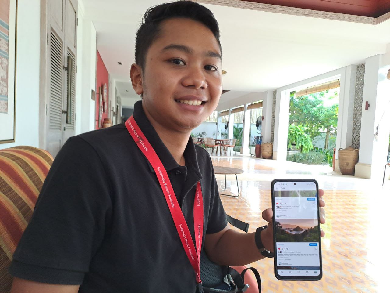 Yulyo Yudha memperlihatkan fotonya yang menang lomba fotografi gelaran Bakti Kominfo. FOTO: SURYA ADITYA-KALTIMKECE.ID. 