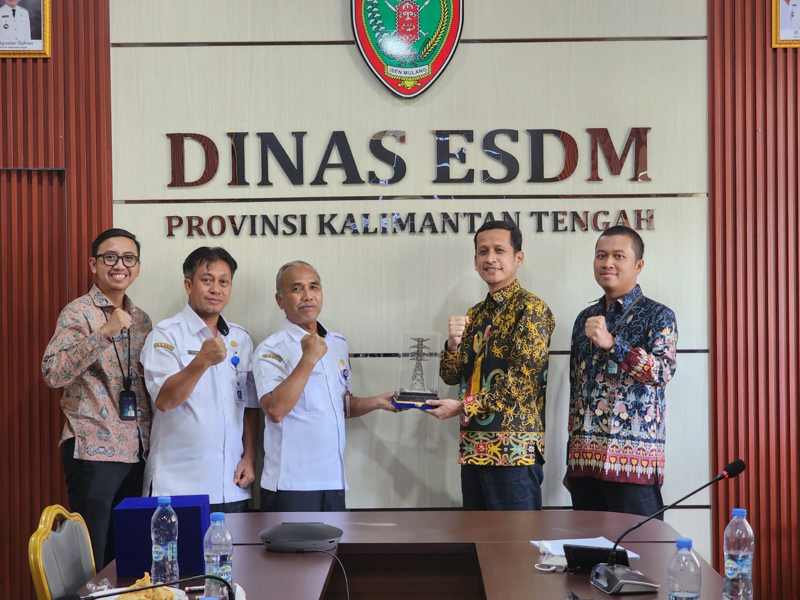 Penyerahan cinderamata oleh General Manager PLN UIP3B Kalimantan Riko Ramadhano Budiawan kepada Sekretaris Dinas ESDM Kalimantan Tengah, Syarifuddin, sebagai simbol sinergi antara PLN dan pemerintah daerah dalam mendukung pembangunan ketenagalistrikan. FOTO; ISTIMEWA. 