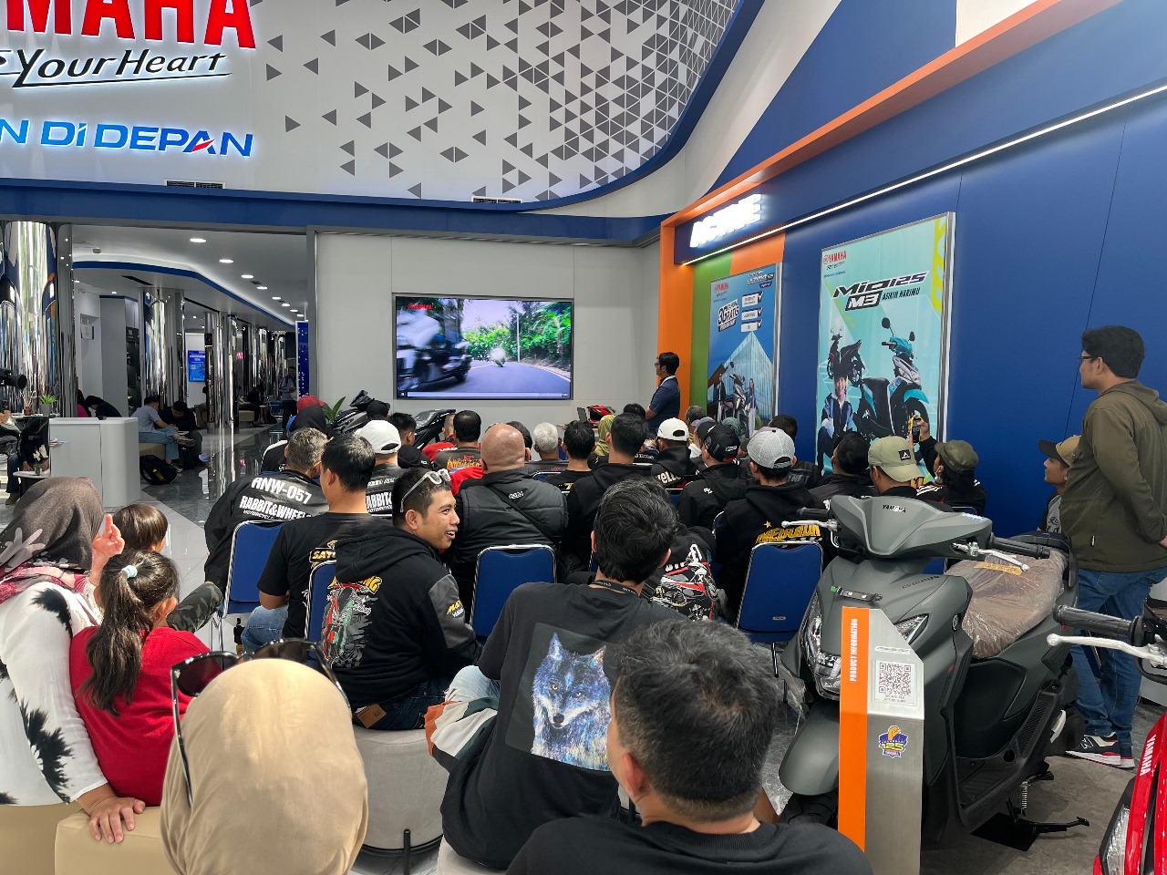 Sebelum keliling Kota Bandung, para peserta terlebih dahulu dibekali dengan informasi prinsip keselamatan berkendara. Termasuk cara berkendara dalam rombongan. FOTO; ISTIMEWA. Sebelum keliling Kota Bandung, para peserta terlebih dahulu dibekali dengan informasi prinsip keselamatan berkendara. Termasuk cara berkendara dalam rombongan. FOTO; ISTIMEWA.