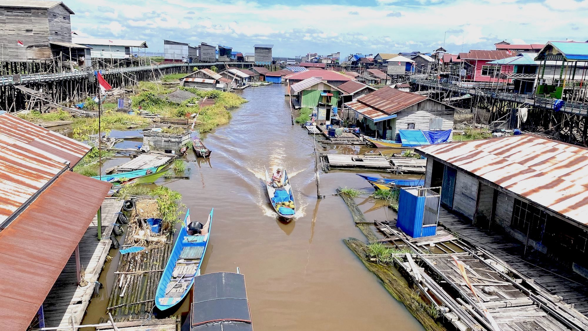 Moda transportasi di Desa Muara Enggelam mengandalkan jalur sungai. Sebagian besar kebutuhan pokok desa dipasok melalui jalur transportasi tersebut. FOTO: FEL GM-KALTIMKECE.ID