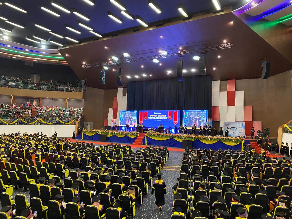 Wisuda Periode II Tahun 2023 UPBJJ UT Kaltim berlangsung di Plenary Hall Sempaja pada Minggu, 24 September 2023. FOTO: GIARTI IBNU LESTARI-KALTIMKECE.ID. 
