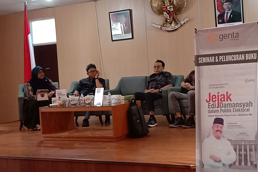 Sejumlah akademikus Unmul membahas buku berjudul Jejak Edi Damansyah dalam Politik Elektoral: Dipilih Mayoritas Rakyat Kukar, Dibatalkan Mahkamah Konstitusi karya Herdiansyah Hamzah dan Orin Gusta Andini. FOTO: M AL FATIH-KALTIMKECE.ID