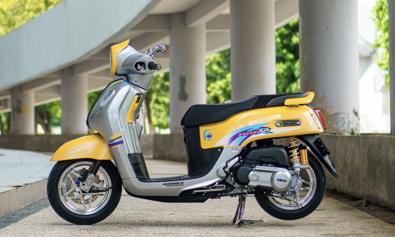 Modifikasi pada body meliputi perpaduan warna kuning dan silver, serta grafis khas Yamaha F1-ZR. FOTO; ISTIMEWA.