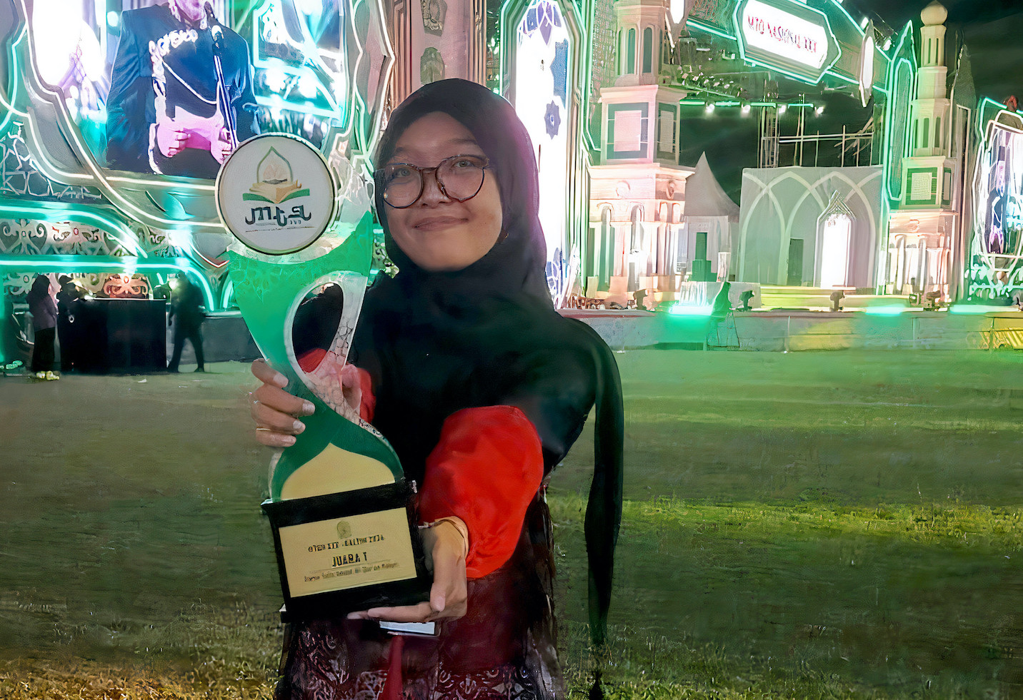 Ajeng, mahasiswi FKIP Unmul asal Muara Jawa, Kukar, saat malam pengumuman pemenang lomba KTIQ, MTQ Nasional XXX, di Gelora Kadrie Oening, Samarinda, Ahad, 15 September 2024. FOTO: ARSIP PRIBADI