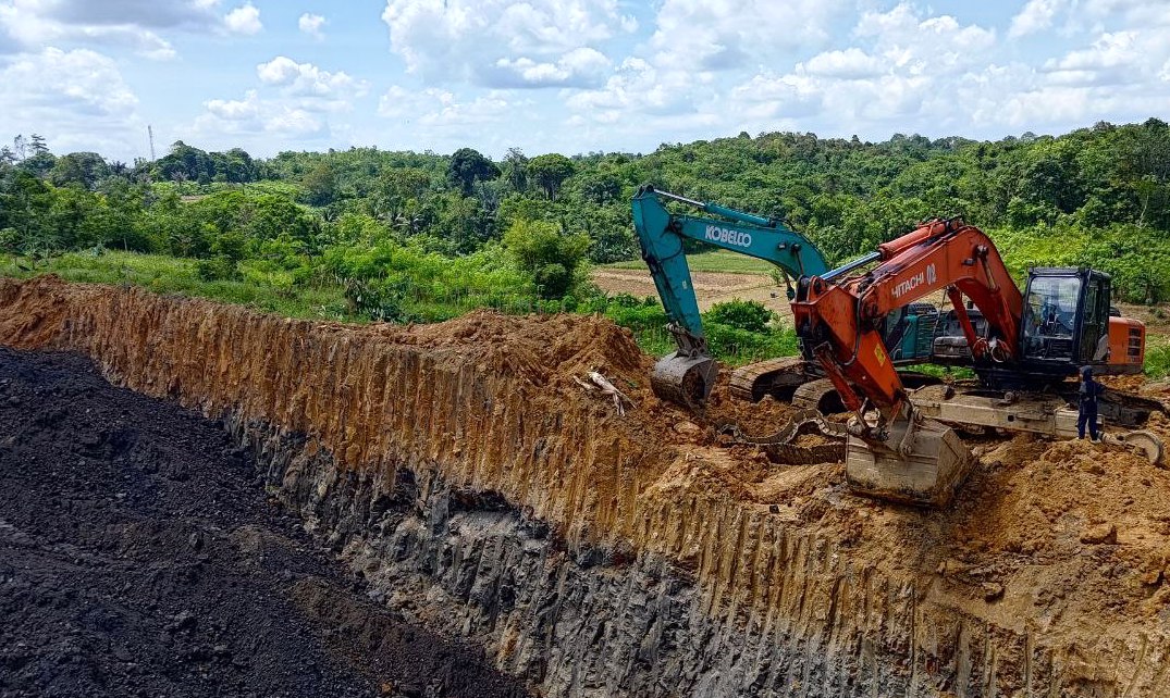 Dua alat berat yang sedang menggali batu bara dihentikan warga Dusun Sukodadi, Mangkurawang, Tenggarong, Rabu, 31 Januari 2024. FOTO: ALDI BUDIARIS-KALTIMKECE.ID