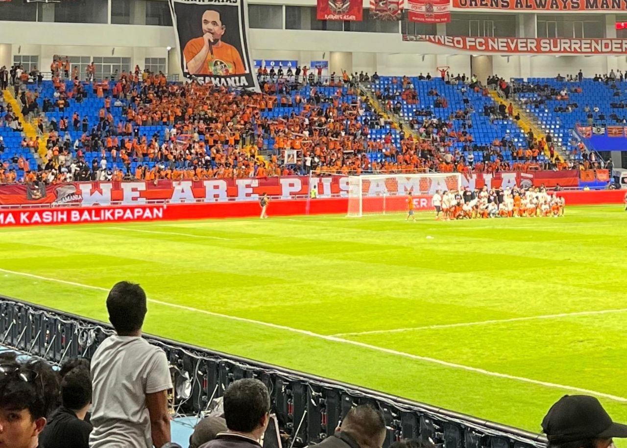 Suporter Borneo FC mengisi sisi tribune di Stadion Batakan. FOTO: SEPTIANUS HENDRA-KALTIMKECE.ID