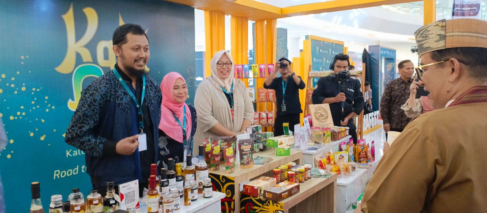 Pj Gubernur Kaltim, Akmal Malik (kanan), saat mengunjungi salah satu booth  produk makanan dan minuman halal pada gelaran Kala Fest, Kamis, 30 Juni 2024 di Atrium Big Mal Samarinda. FOTO; GIARTI IBNU LESTARI - KALTIMKECE.ID.
