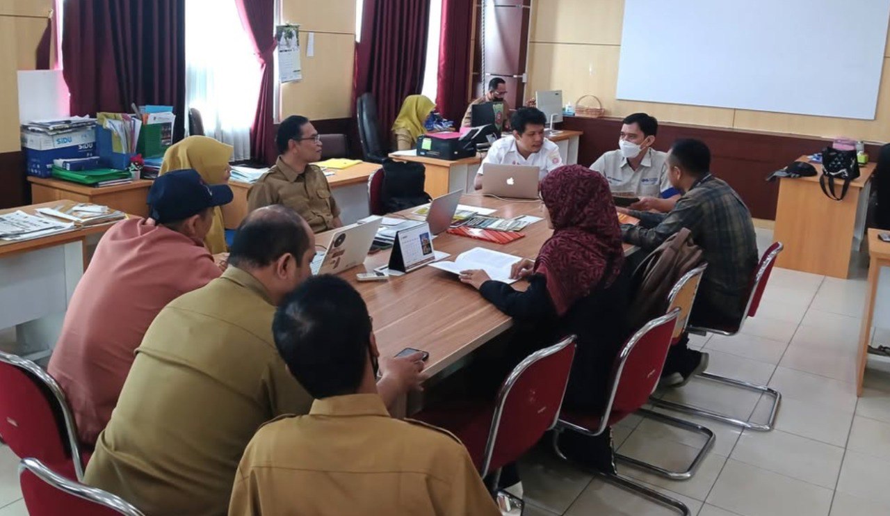 Pertemuan Kepala Bidang Kebudayaan Disdikbud Samarinda, Barlin Kesuma bersama sejarawan publik Muhammad Sarip membahas pengusulan amparan tatak jadi warisan budaya Samarinda. FOTO: M AL FATIH-KALTIMKECE.ID
