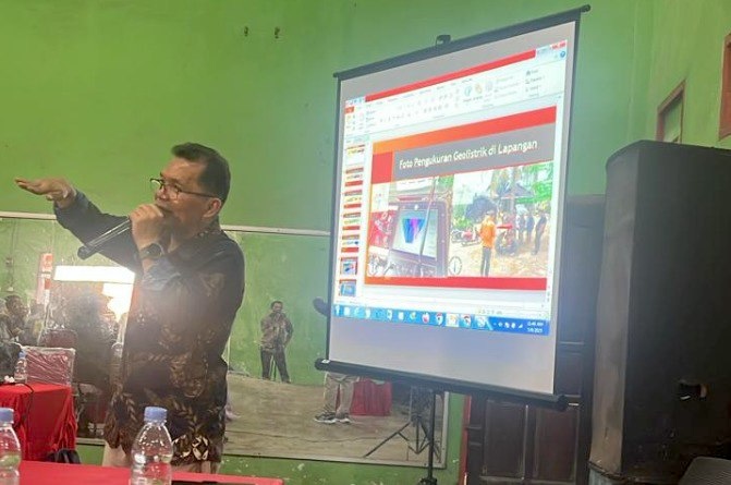 Piter Lepong, kepala Laboratorium Geofisika, Universitas Mulawarman, saat memaparkan hasil uji pendahuluan. FOTO: ISTIMEWA