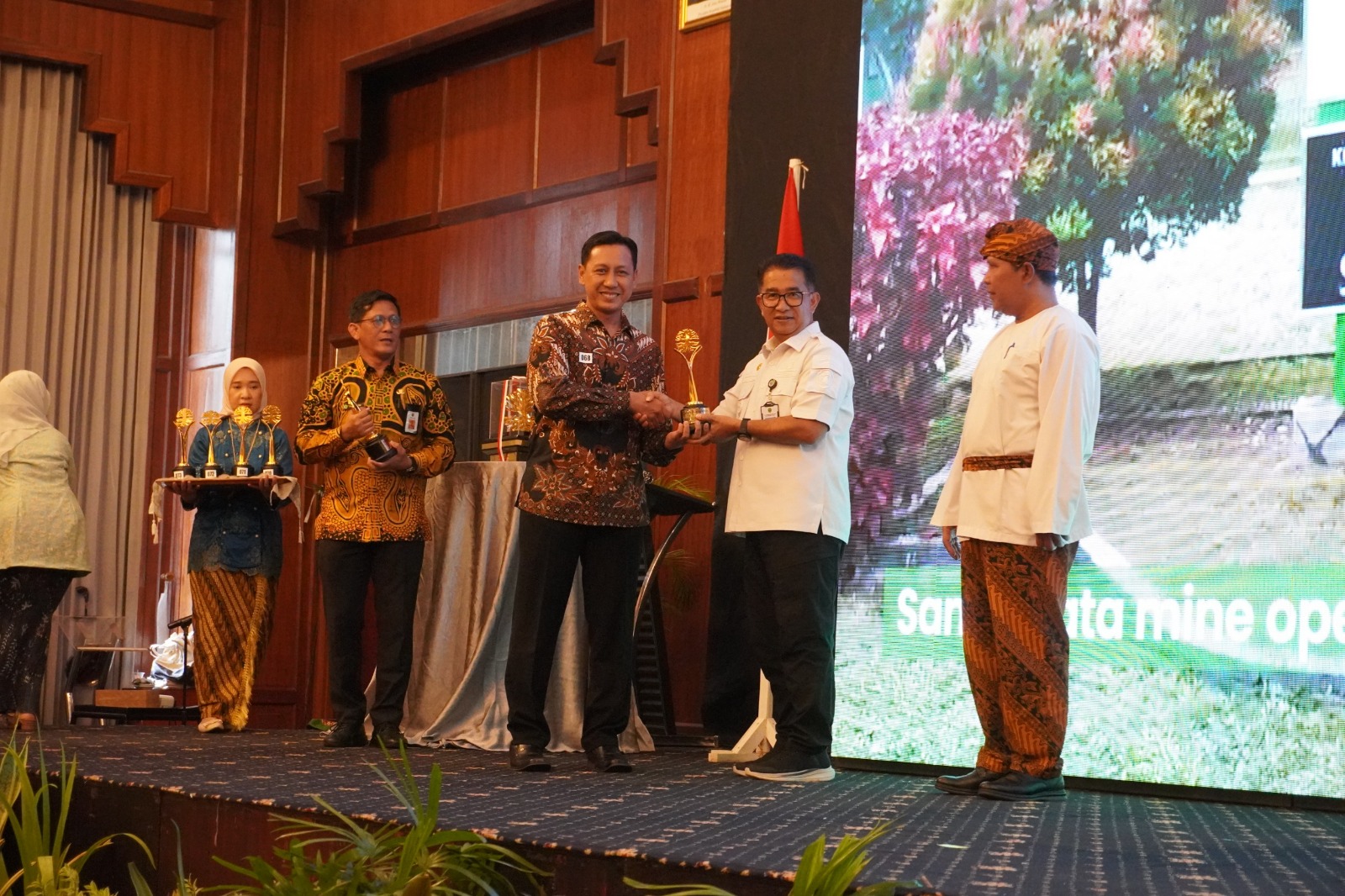 Penghargaan-penghargaan tersebut diterima Berau Coal dari Penjabat Gubernur Kaltim, Akmal Malik (kemeja putih), di Hotel Gran Senyiur, Balikpapan, pada Rabu, 12 Juni 2024. FOTO; ISTIMEWA. 
