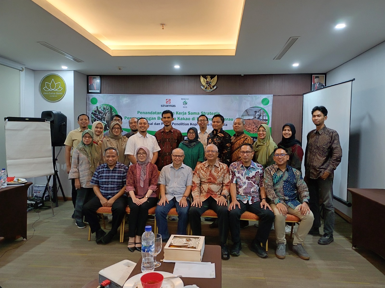 Penandatanganan MoU antara PT Berau Coal, Pusat Penelitian Kopi dan Kakao, dan PT Riset Perkebunan Nusantara, di Jember, Sabtu, 16 Maret 2024. FOTO: PT BERAU COAL