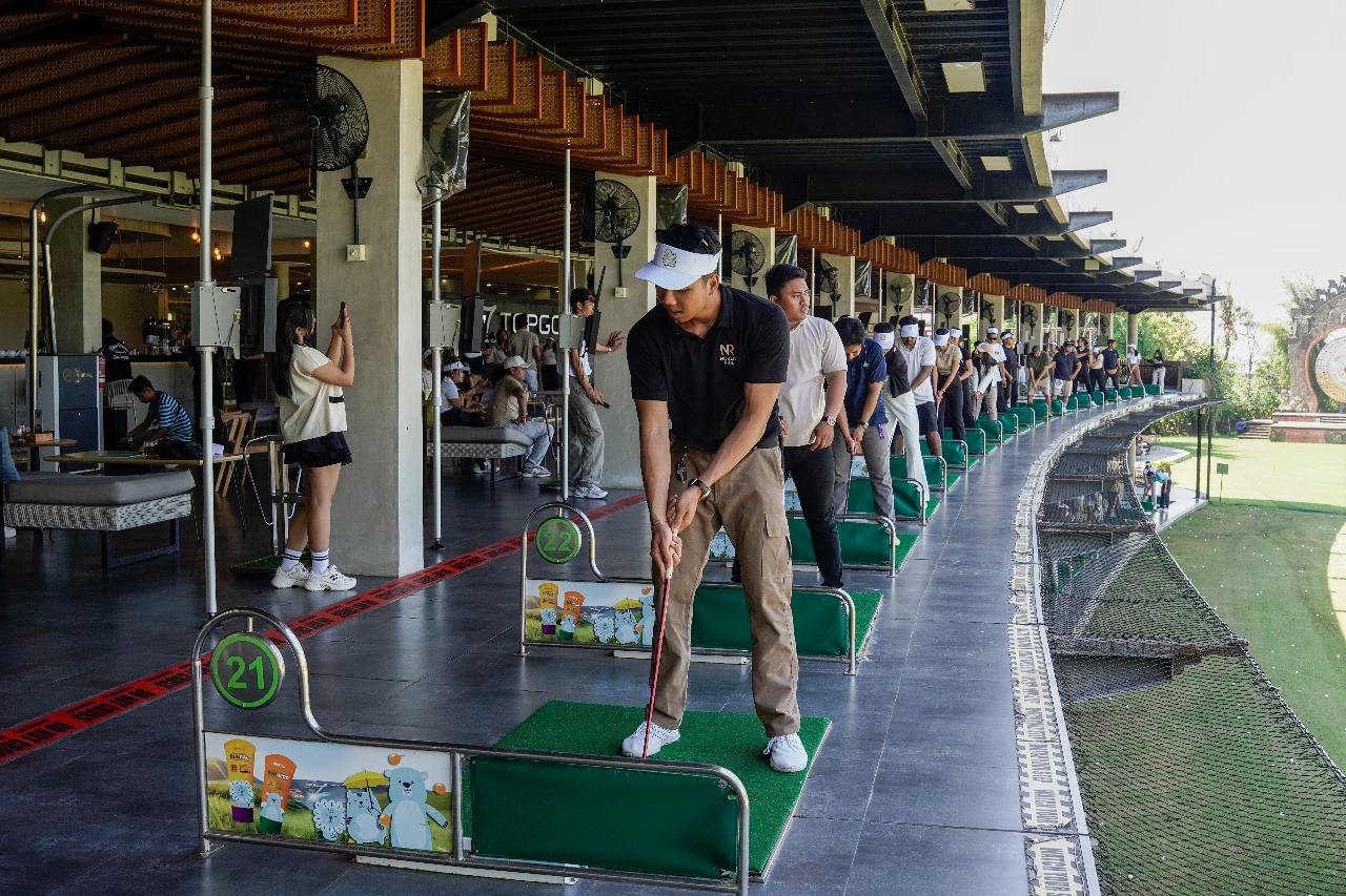 Selain riding dan stylish bersama, peserta juga diajak berolahraga dengan jenis olahraga yang sedang populer di kalangan muda-mudi saat ini, salah satunya golf. FOTO; ISTIMEWA. 
