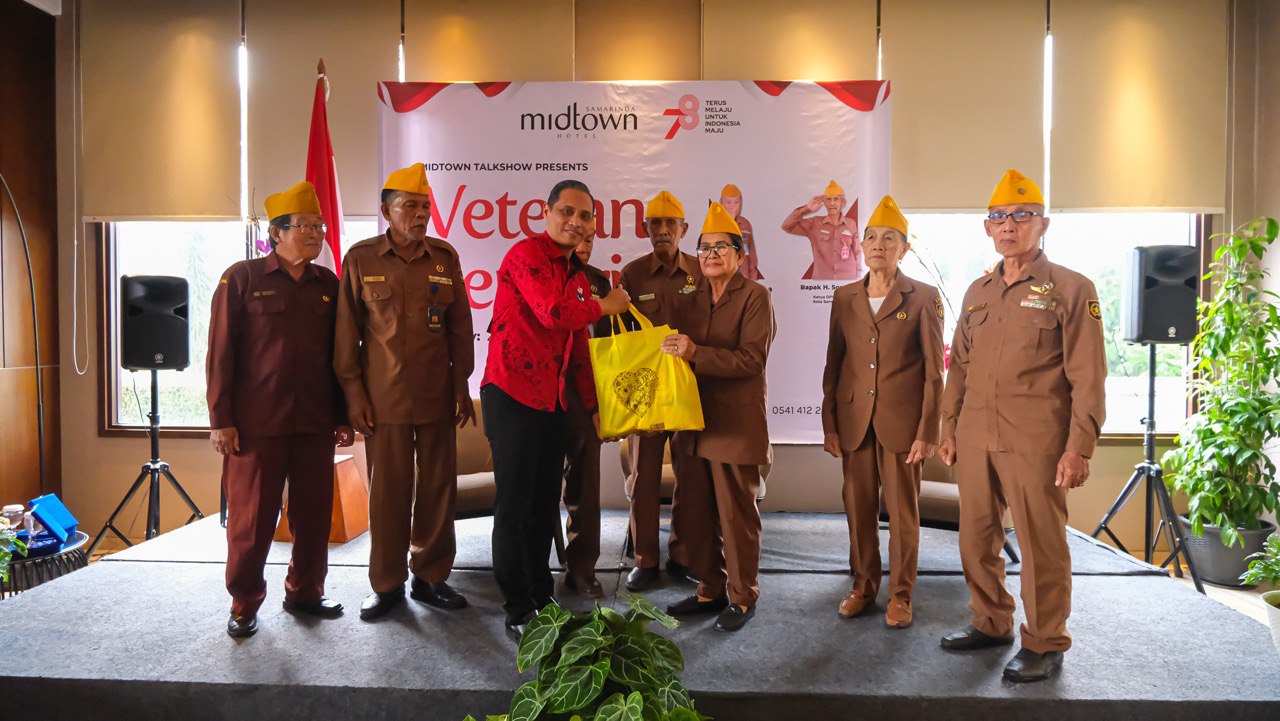 General Manager Hotel Midtown Samarinda, Imam Mustofa, menyerahkan bingkisan kepada para veteran yang hadir dalam acara "Veteran Bercerita". FOTO: ISTIMEWA. 