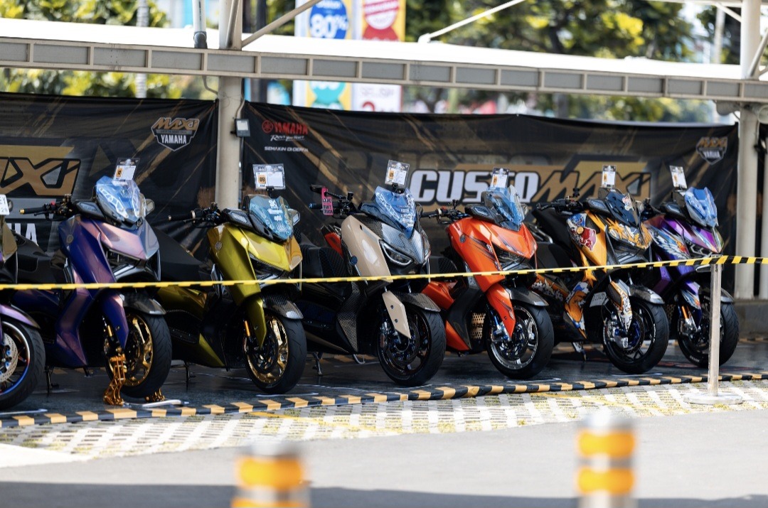 Selain NMAX, sentuhan modifikasi unik juga turut hadir pada model XMAX yang memiliki gaya modifikasi hedon dan premium melalui implementasi airbrush dengan motif 3D yang sangat realistis. FOTO; ISTIMEWA. Selain NMAX, sentuhan modifikasi unik juga turut hadir pada model XMAX yang memiliki gaya modifikasi hedon dan premium melalui implementasi airbrush dengan motif 3D yang sangat realistis. FOTO; ISTIMEWA.