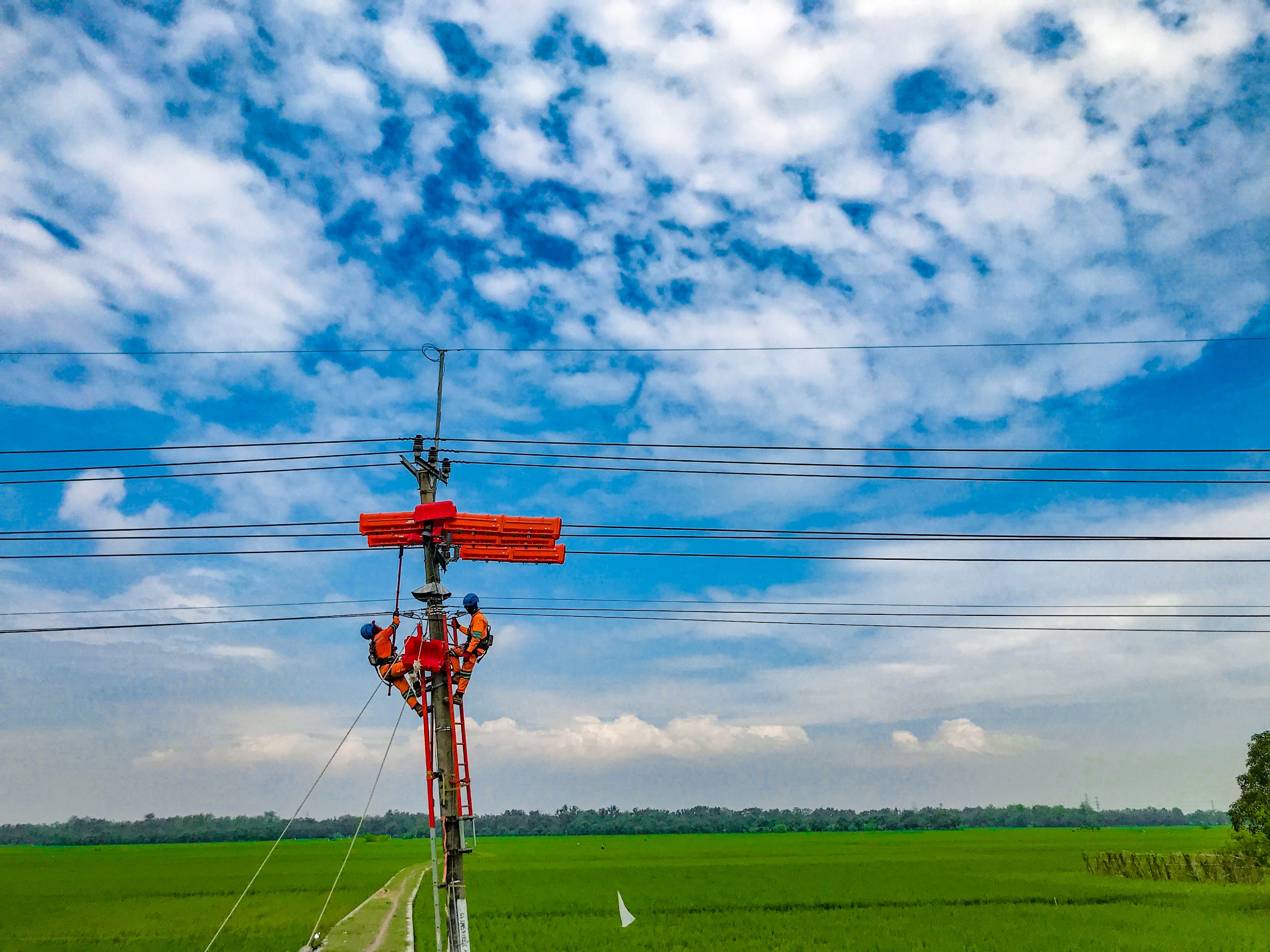 Petugas Dalam Keadaan Bertegangan melakukan pemeliharaan tenaga listrik jaringan 20 kiloVolt tanpa padam di Indramayu, Jawa Barat. Kehadiran PDKB membuat layanan listrik kepada pelanggan semakin andal. FOTO; ISTIMEWA. 