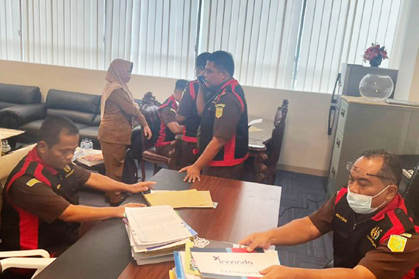 Penggeledahan salah satu ruangan bekas DBON di Kantor Dispora Kaltim oleh Kejati Kaltim didampingi staf Dispora Kaltim. FOTO: DOK. KEJATI KALTIM